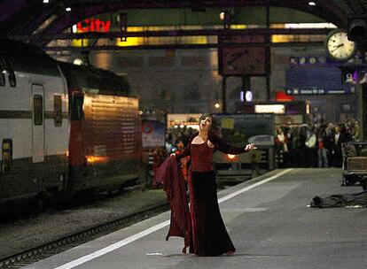 La pobre Violetta trata de renunciar a su amor verdadero por Alfredo en los andenes de la estación, o rodeada de maletas. Las escenas de esta historia romántica, inspirada en La Dama de las Camelias, de Alejandro Dumas, se desarrollan con sorprendente naturalidad en el contexto urbano y contemporáneo de una estación de ferrocarril.