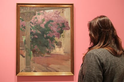 Una visitante contempla el óleo 'El jardín de la Casa Sorolla' (1918-1919), una de las obras de la exposición.