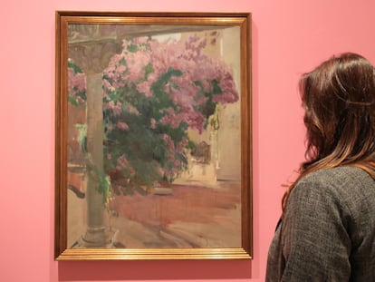 Una visitante contempla el óleo 'El jardín de la Casa Sorolla' (1918-1919), una de las obras de la exposición.