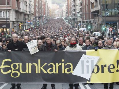 Cabeza de la manifestación de ayer, con los cinco juzgados en la Audiencia Nacional.