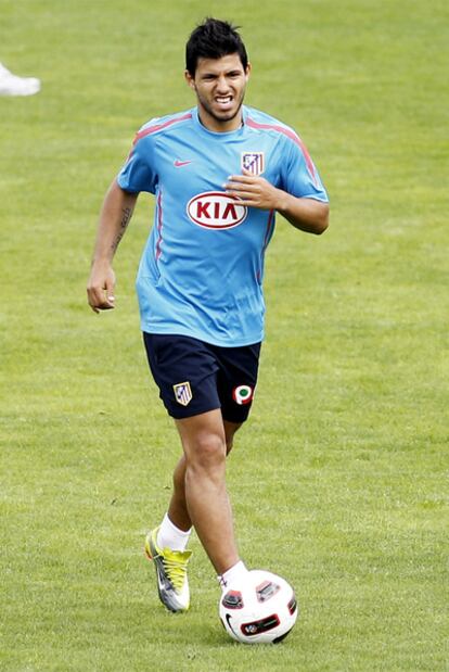 Kun Agüero, en un entranemiento del Atlético.
