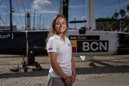 Neus Ballester, frente a una antigua embarcación de entrenamiento. 