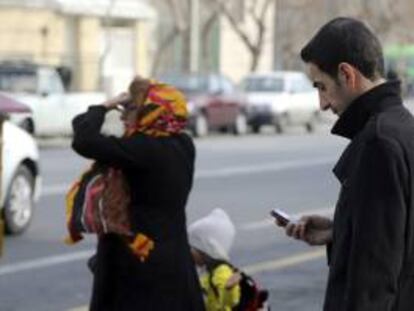 Un hombre utiliza su teléfono móvil en la calle. EFE/Archivo