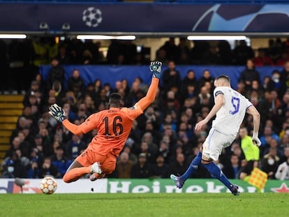 Benzema marca su tercer gol en Stamford Bridge tras el fallo de Mendy.