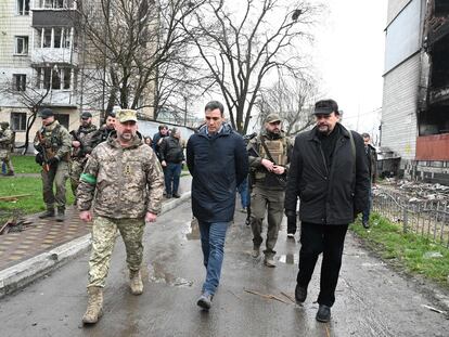 El presidente del Gobierno, Pedro Sánchez, este jueves en su visita a Borodyanka, dentro de la región de Kiev (Ucrania).
