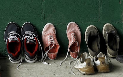 Zapatos de inmigrantes cubanos en el refugio temporal en una escuela en la ciudad de La Cruz, cerca de la frontera entre Costa Rica y Nicaragua.