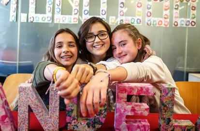 Daniela, Mariona y Candela. Juntas han recaudado dos millones de euros vendiendo pulseras para luchar contrar el cáncer infantil.