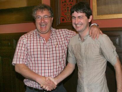 Alduntzin, a la izquierda, saluda ayer a su sucesor en el cargo, Iñaki Errazkin.