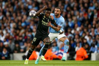 El defensa del Manchester City, Kyle Walker, marca al delantero del Real Madrid, Vinícius Júnior. 