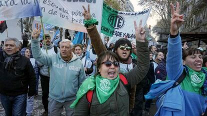 Trabalhadores marcham em Buenos Aires durante uma paralisação no dia 14 de junho.