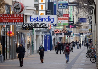 Varias personas por el centro de Viena. El confinamiento en Austria es moderado si se compara al impuesto en el pasado en otros países, dadas las muchas razones por las que se permite a las personas salir de casa. Entre ellas, además de las compras de alimentos, medicamentos y otros productos de necesidad básica, el trabajo y la educación, también está "la recreación física y mental al aire libre", según el decreto recientemente publicado.