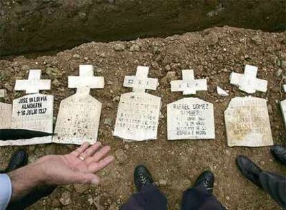 Lápidas de víctimas del régimen franquista, en el cementerio de San Rafael de Málaga.