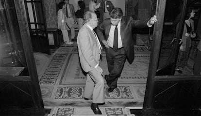 Felipe González conversa con Santiago Carrillo en el Congreso de los Diputados en 1997.