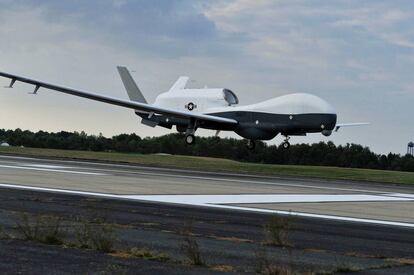 Un MQ-4C Triton, el mismo modelo que ha sido hoy derribado, se prepara para aterrizar en la base aérea de Patuxent River, en Estados Unidos.