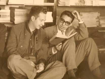 Jos&eacute; Emilio Pacheco (i) junto con Sergio Pitol (c) y CarlosMonsiv&aacute;is, en 1959. 