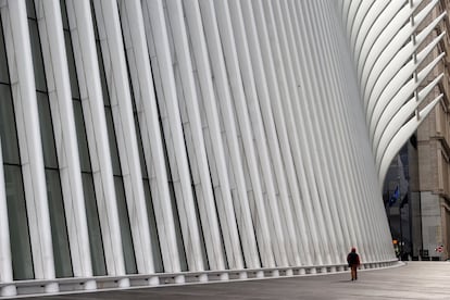 Un hombre camina solo por las afueras del Oculus, la obra arquitectónica del ingeniero español Santiago Calatrava, inaugurada en 2016. Desde entonces, suele ser una de las paradas fijas para los turistas que quieren ver qué hay donde estaban las Torres Gemelas.