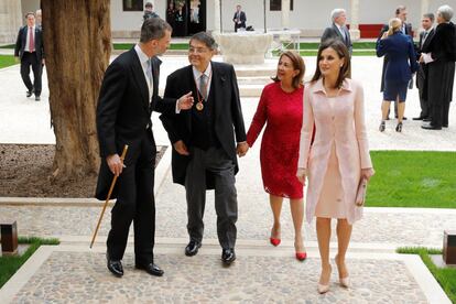 Los Reyes Felipe y Letizia, junto al escritor nicaragüense Sergio Ramírez (2i) y su esposa Gertrudis Guerrero Mayorga (2d), tras finalizar el acto de entrega del Premio Cervantes.