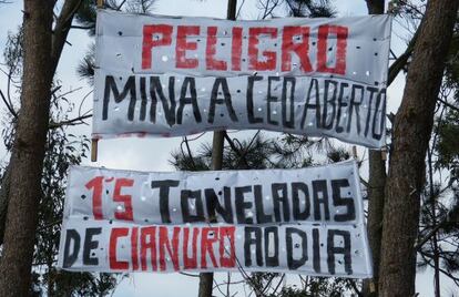 Pancartas contra la mina en la carretera general entre Ponteceso y Buño.