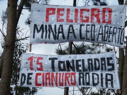Pancartas contra la mina en la carretera general entre Ponteceso y Buño.