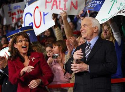 Sarah Palin y John McCain, ayer en un mitin en Pensilvania.