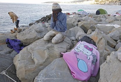 Imigrante na orla de Ventimiglia, fronteira entre Itália e França.