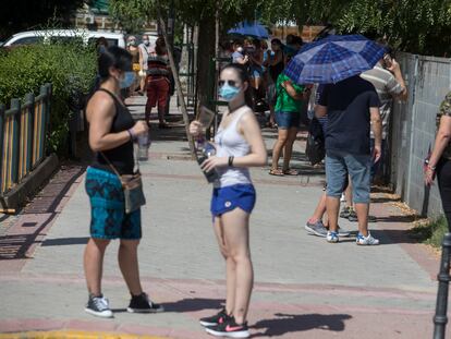 Fila de ciudadanos a las puertas del centro de especialidades El Arroyo para hacerse una PCR gratis, este jueves en Fuenlabrada.