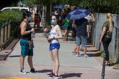 Fila de ciudadanos a las puertas del centro de especialidades El Arroyo para hacerse una PCR gratis, este jueves en Fuenlabrada.