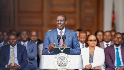 William Ruto, presidente de Kenia, da un discurso televisado rodeado de los parlamentarios de la mayoría gubernamental, este miércoles en la sede de Presidencia en Nairobi.