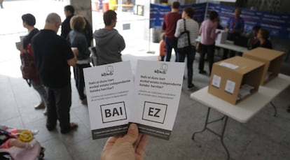 Cola para votar en una de las mesas instaladas en la plaza de Azpeitia con las papeletas