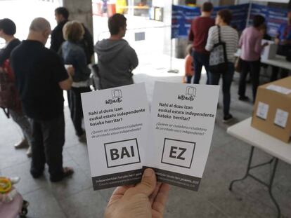 Cola para votar en una de las mesas instaladas en la plaza de Azpeitia con las papeletas