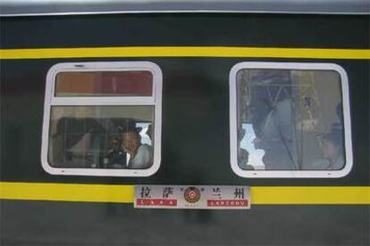 El tren que llega hasta Lhasa, detenido en la estación de Tuotuo He.