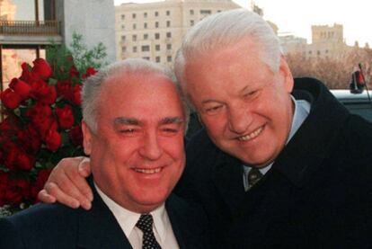 A la izquierda, Víctor Chernomyrdin, con Borís Yeltsin, en 1997.