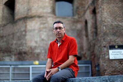 El escritor Pablo Andrés Escapa, en el barrio de Lavapiés, en Madrid.