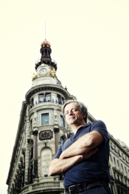 Jaime Benavides Grases, fotografiado delante del edificio de La Equitativa.