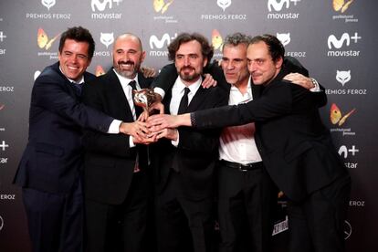 El equipo de producción y dirección de la serie 'Vergüenza' tras recibir el premios a la 'Mejor serie de comedia.