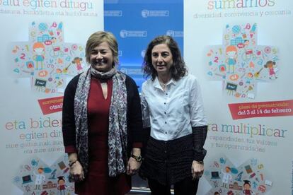 La consejera de Educación, Cristina Uriarte (derecha), junto a la viceconsejera Arantza Aurrekoetxea, en la presentación de la campaña de prematrícula.