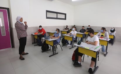 Estudiantes palestinos durante la vuelta a las clases en la Escuela Moderna de Inglés, en Nablus (Palestina).