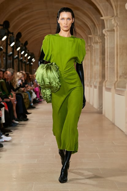 La primera vez que vimos el vestido viral verde fue en el desfile de Victoria Beckham ready-to-wear primavera/verano 2023. La diseñadora explicó que se trataba de una colección en la que primaban las líneas sencillas y "se huía de las capas".