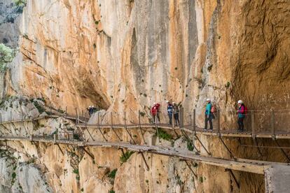 La nueva pasarela del Caminito de Rey, en el desfiladero de los Gaitanes. Por abajo se ven aún restos de la antigua.