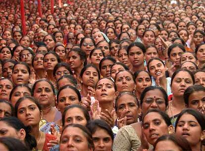 Mujeres pertenecientes a una comunidad feminista, durante un encuentro en 2004 en la localidad india de Ahmadabad.