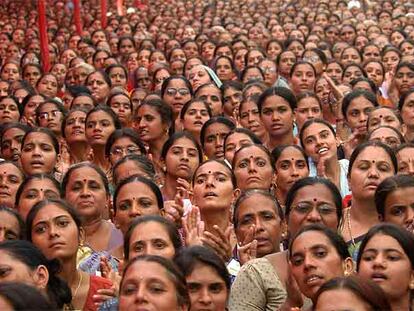 Mujeres pertenecientes a una comunidad feminista, durante un encuentro en 2004 en la localidad india de Ahmadabad.