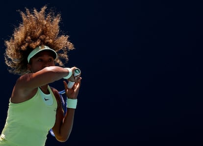 Osaka golpea la pelota durante el partido contra Starodubtseva en Miami.