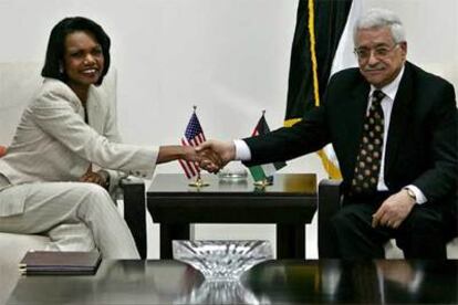 La secretaria de Estado estadounidense, Condoleezza Rice, saluda al presidente palestino, Mahmud Abbas, antes de su entrevista en Ramala.