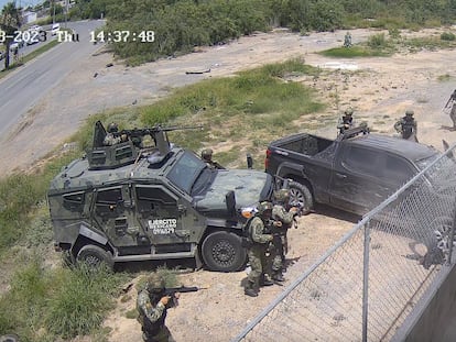 Militares se acercan a la camioneta de los cinco civiles en Nuevo Laredo.