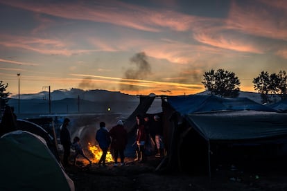Una familia se reúne junto al fuego al terminar el día. (Mayo 2016)