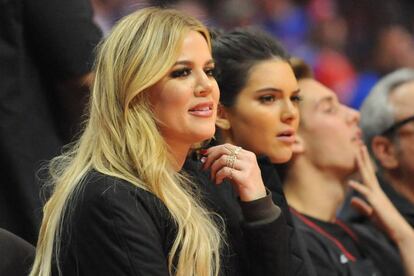 Khloe Kardashian y Kendall Jenner, durante un partido entre los Houston Rockets y Los Angeles Clippers en Los Ángeles en 2015.