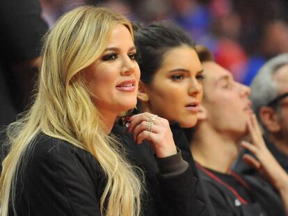 Khloe Kardashian y Kendall Jenner, durante un partido entre los Houston Rockets y Los Angeles Clippers en Los &Aacute;ngeles en 2015.