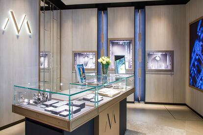 Messika ha abierto su primera tienda en Barcelona, un refugio con suelos de mármol y enormes vidrieras, en el que se exponen todas las colecciones de la casa.