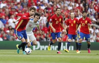 El defensa de la selección Gerard Piqué (i) intenta no perder el balón frente al jugador de la seleccion de la República Checa Tomas Rosicky.
