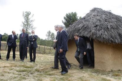 Feij&oacute;o, saliendo de una r&eacute;plica experimental de una campa&ntilde;a prehist&oacute;rica en Campo Lameiro